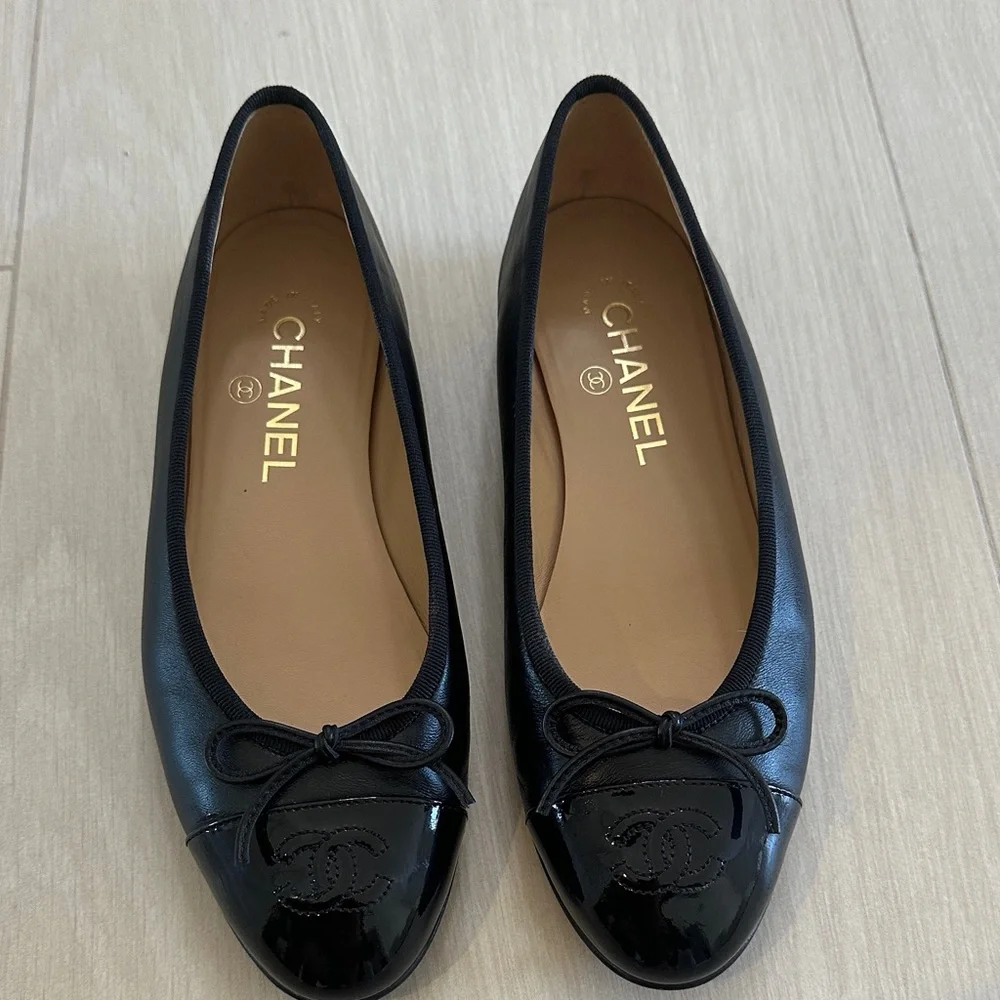 CHANEL Black Patent Leather Ballet Flats